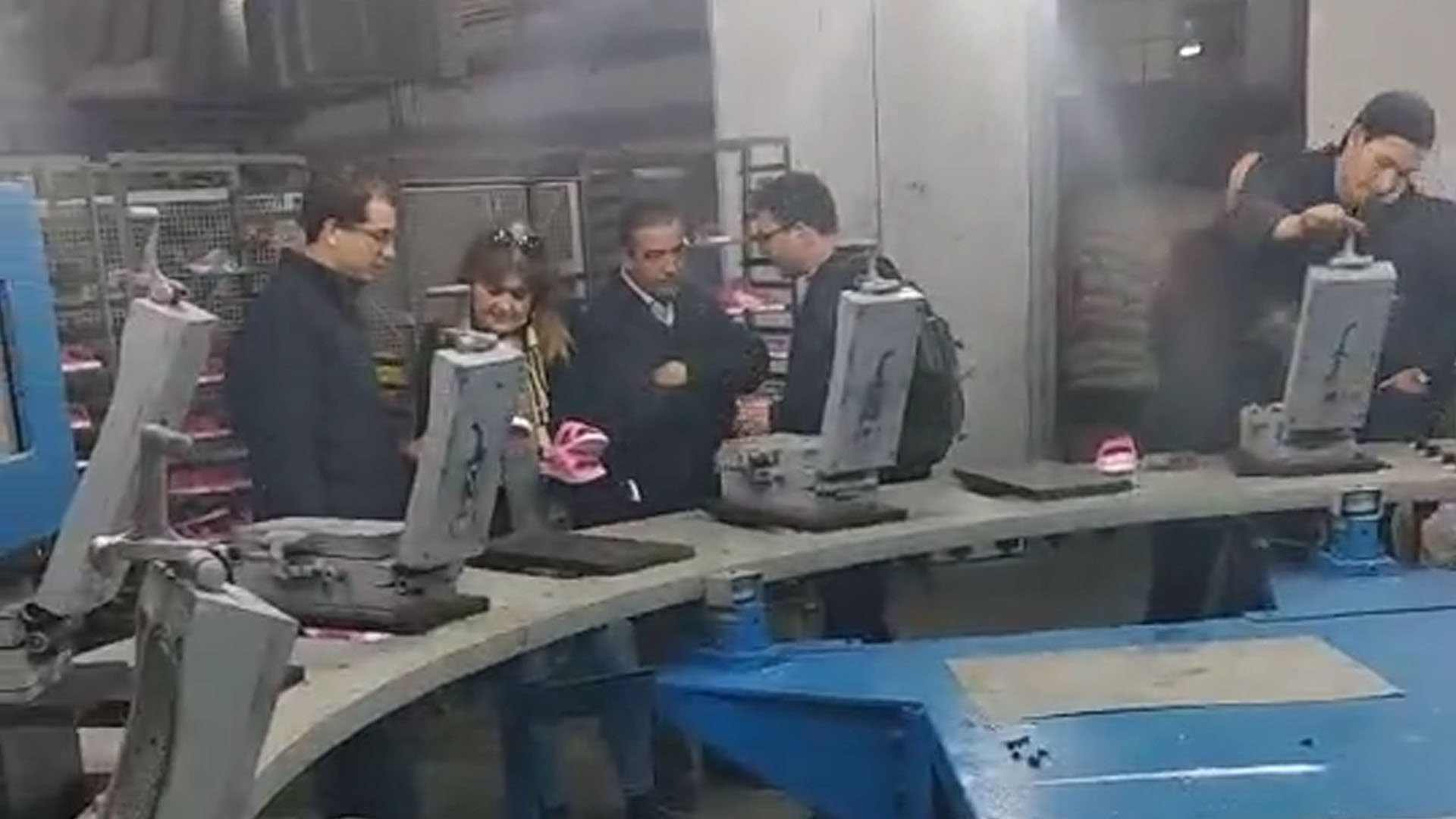 آلة تصنيع النعال البلاستيكية ذات اللونين بالحقن PVC في موقع العملاء في تونس
