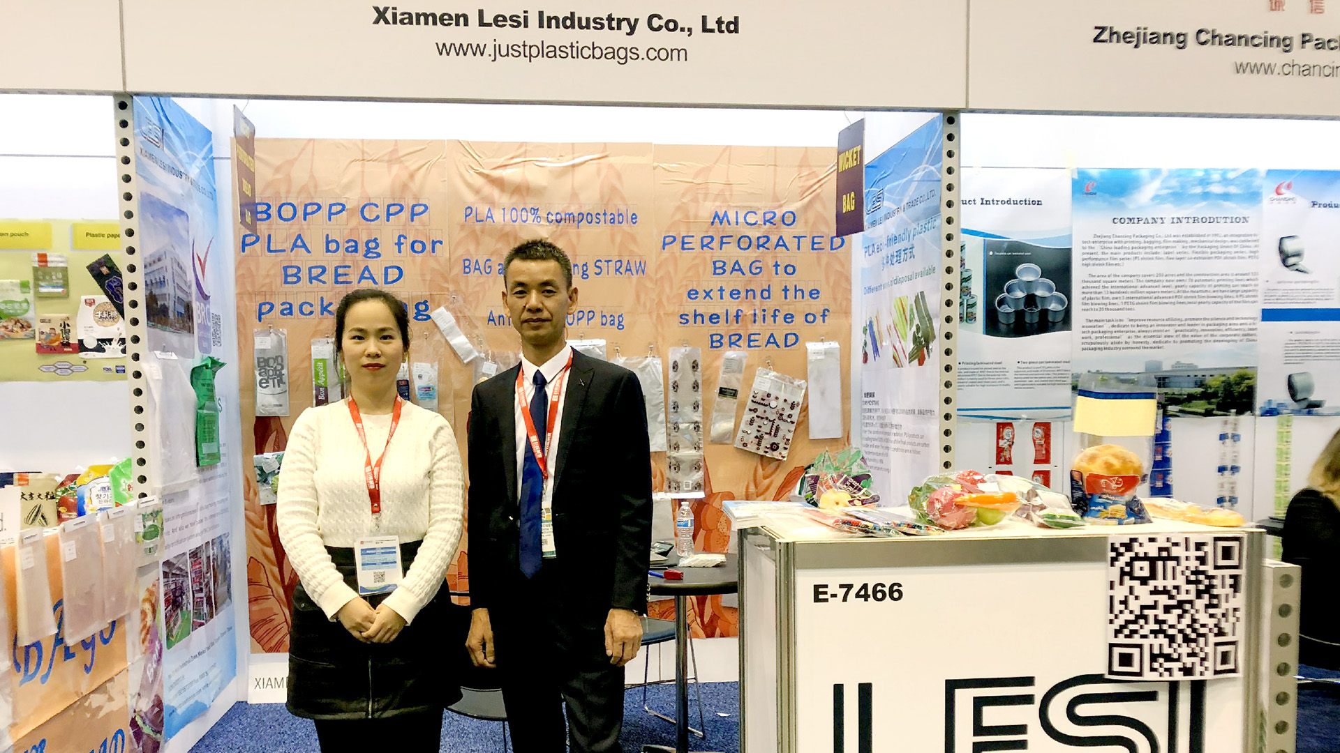 Group photo of exhibition customers